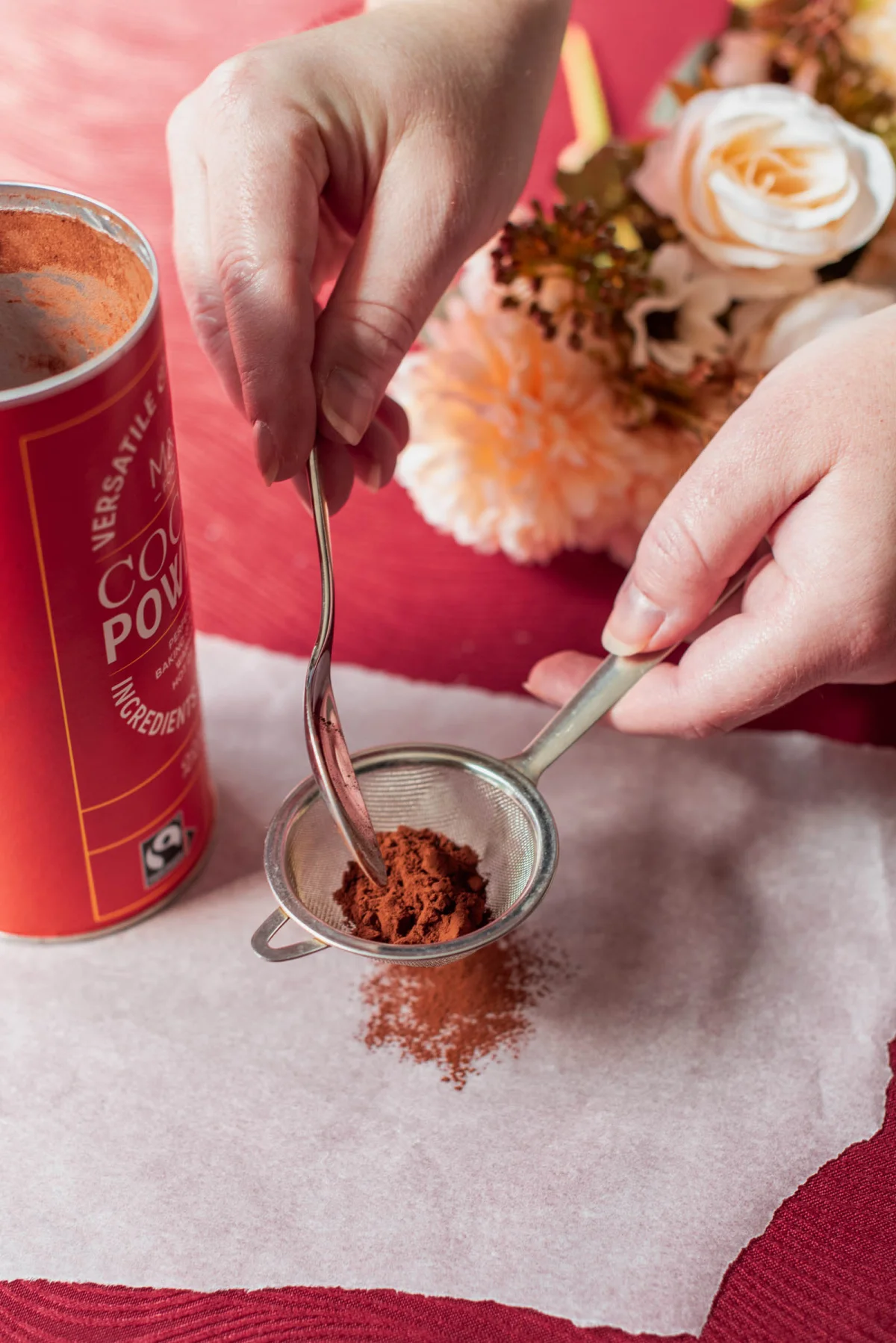 How to dust a wedding cake or tiramisu with cocoa powder
