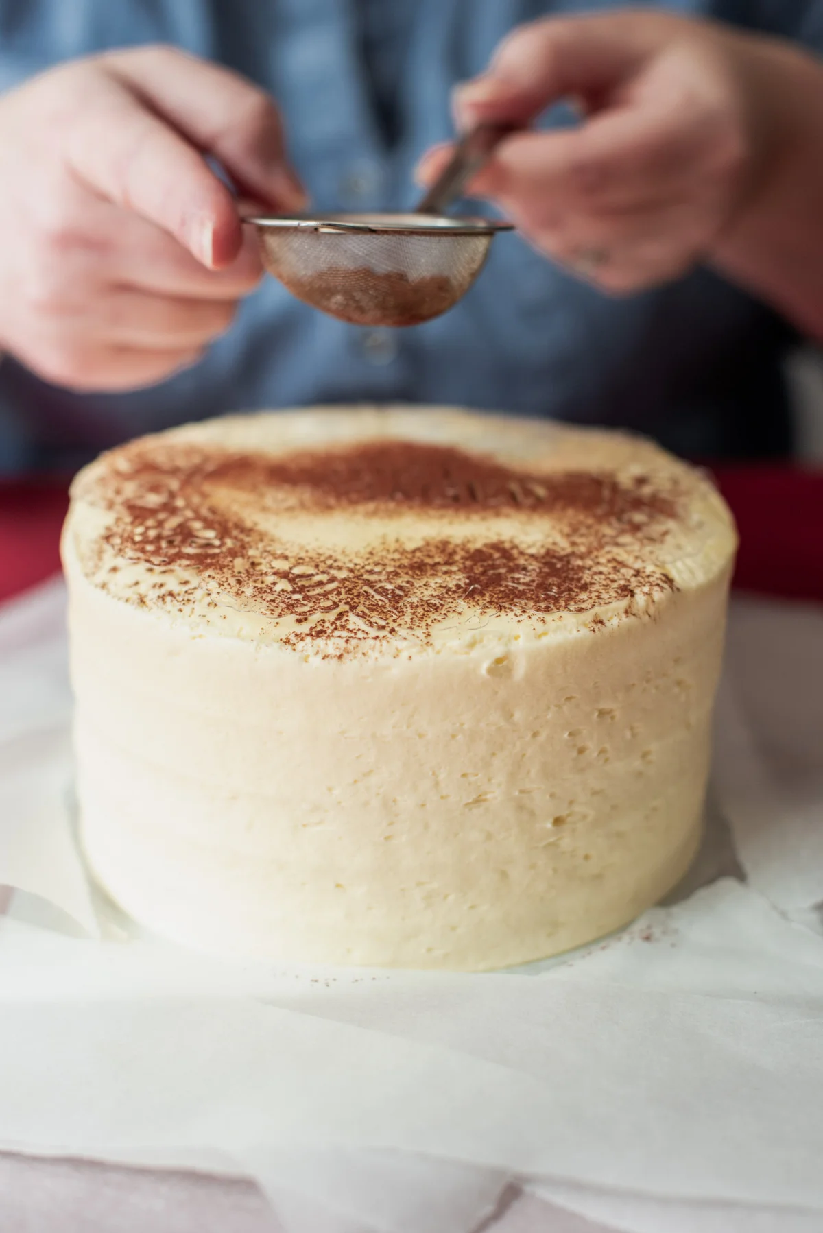 How to use cocoa powder to decorate a cake
