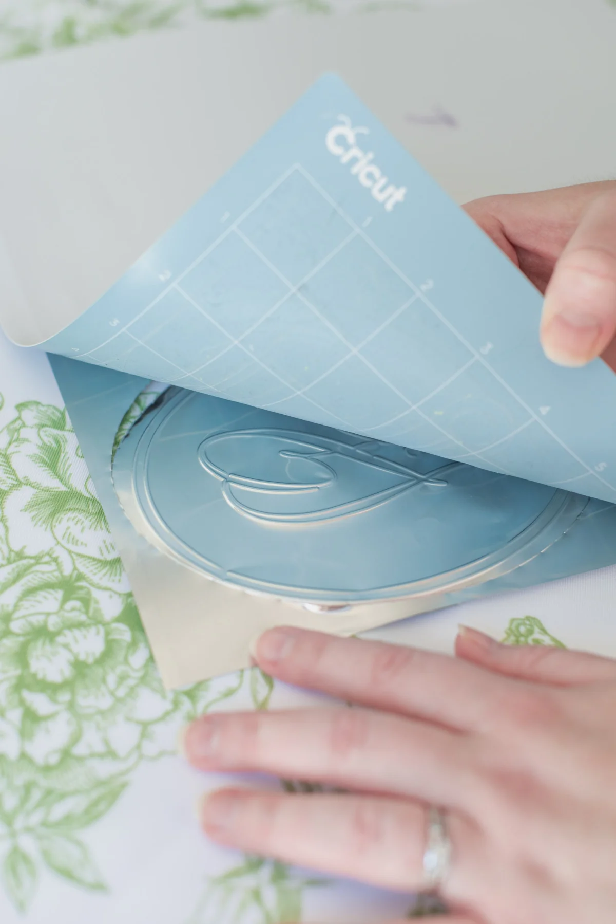 How to remove embossing foil from a Cricut mat