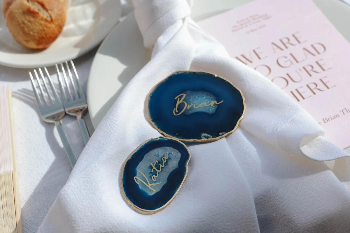 DIY agate wedding place cards with gold vinyl personalized with a Cricut machine